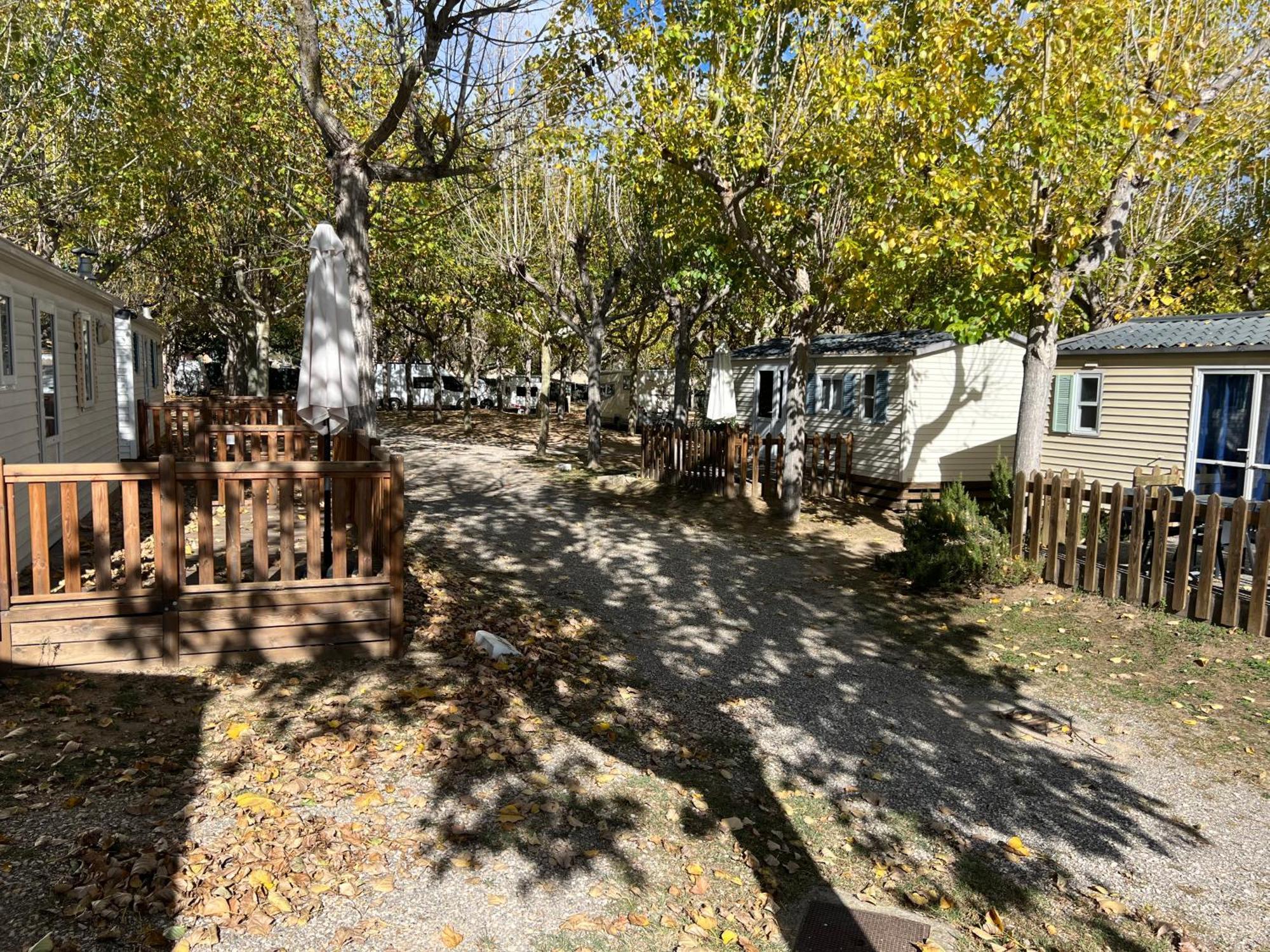 Camping Bungalow El Llac De Banyoles Porqueres Exteriér fotografie
